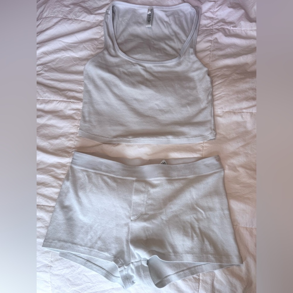 SKIMS LOGO POINTELLE SLEEP SET
FROST (L) - Picture 3 of 10